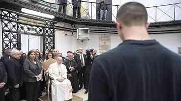 Papa Francisco é ovacionado por detentos em Roma