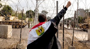 Manifestante egípcio comemora o fim da ditadura de 30 anos