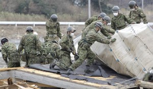 Soldados buscam por corpos na província de Miyagi
