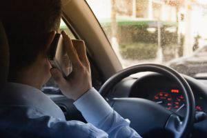 O motorista que provocar um acidente ou atropelar alguém por estar falando ao celular enquanto dirige deve responder por crime doloso