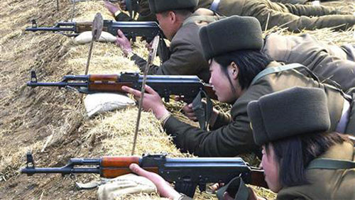 Soldados norte-coreanos vão à treinamento militar, nesta imagem de divulgação liberada pela agência KCNA, em Pyongyang