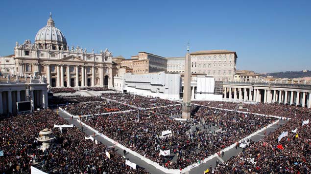Fumaça branca saiu da Capela Sistina e indicou escolha do novo papa