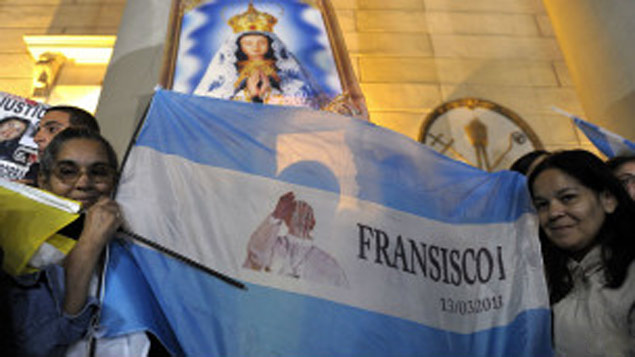 Logo após o anúncio, fiéis católicos se reuniram nas escadarias da Catedral de Buenos Aires