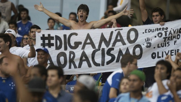 Torcedores do Cruzeiro repudiam racismo depois que Tinga foi ofendido em jogo no Chile