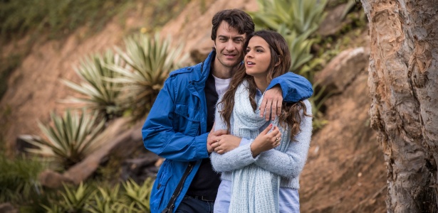 Laerte (Gabriel Braga Nunes) e Luiza (Bruna Marquezine) em cena de "Em Família"