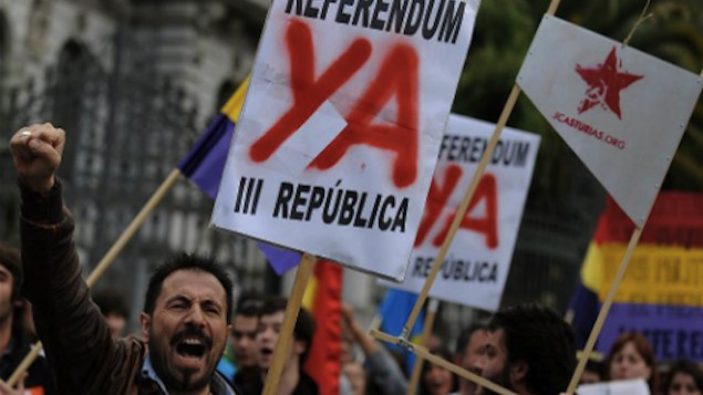 Espanhóis protestam contra a monarquia, em Madri, na segunda-feira (2), exigindo um referendo popular