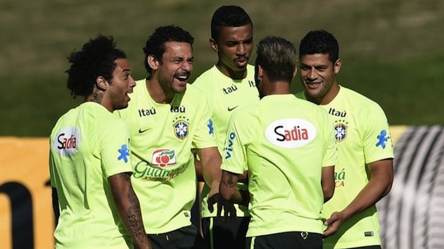  Felipão dividiu o time em duas equipes e orientou os jogadores a todo o momento