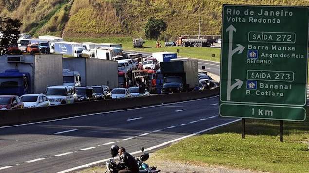 A concessionária informou que há três quilômetros de congestionamento na pista em direção a Macaé. No sentido contrário, em direção ao Rio de Janeiro, houve um quilômetro de engarrafamento