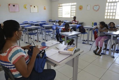 O número de crianças com mais de 4 anos na escola cresceu no país, segundo IBGE
