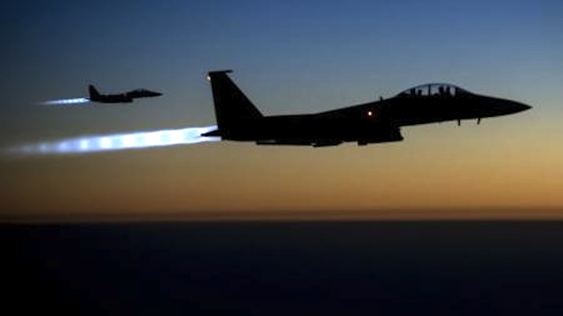 Caças F-15E da Força Aérea dos EUA sobrevoam o Iraque após realizar ataques na Síria