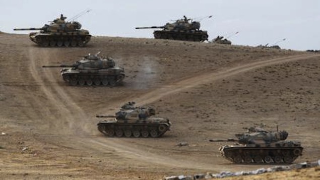 Tanques turcos tomam posição na fronteira Turquia-Síria perto de Suruc