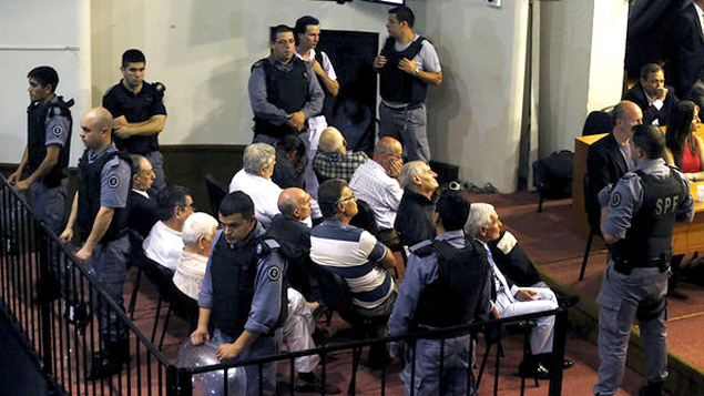 Parte  dos homens acusados ​​de crimes contra a humanidade durante a ditadura militar da Argentina são fotografados na sala do tribunal de julgamento, na cidade de La Plata