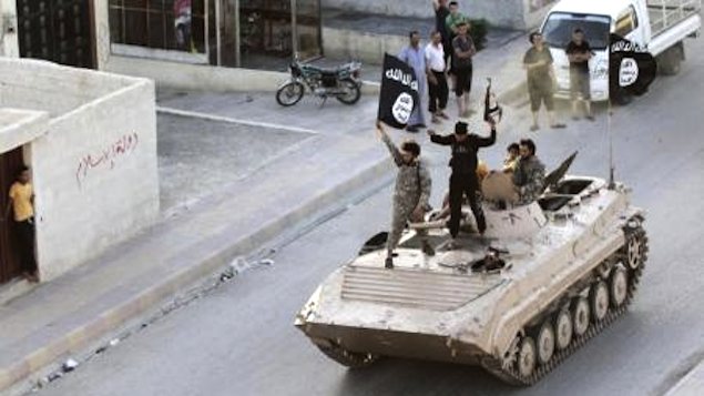 Militantes do Estado Islâmico durante parada militar pelas ruas de Raqqa, no norte da Síria