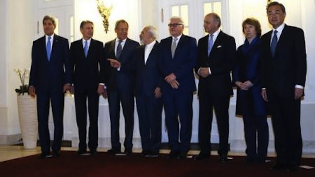 Secretário de Estado dos EUA, John Kerry, e os chanceleres Philip Hammond, da Grã-Bretanha, Sergei Lavrov, da Rússia, Javad Zarif, do Irã, Frank-Walter Steinmeier, da Alemanha, Laurent Fabius, da França, a representante da União Europeia, Catherine Ashton, e o chanceler chinês, Wang Yi (da direita para esquerda), durante encontro em Viena