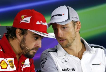 Piloto de Fórmula 1 da equipe Ferrari, Fernando Alonso, ao lado do piloto da McLaren, Jenson Button, durante coletiva de imprensa antes do Grande Prêmio da Rússia