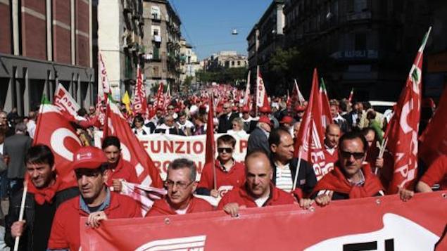 O principal alvo das manifestações desta sexta foi o "Ato Trabalhista" do premiê, que tem como objetivo afrouxar as restrições para demissões de funcionários