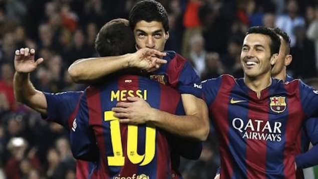 Luis Suárez celebra gol com os companheiros de time Messi e Pedro, durante jogo contra o Levante, no Camp Nou, em Barcelona