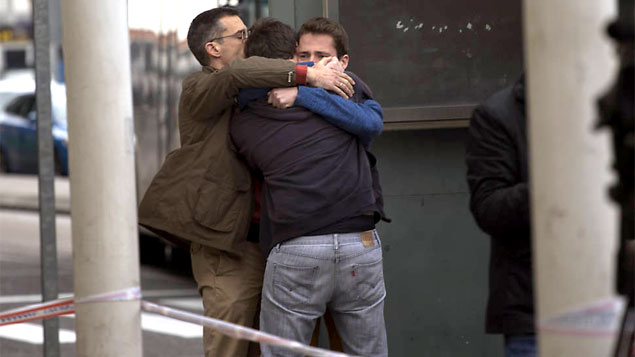 Parentes se abraçam, emocionados com as notícias sobre a tragédia que se abateu sobre suas famílias