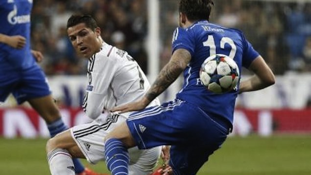 Cristiano Ronaldo disputando bola com Marco Hoger durante partida entre Real Madrid e Schalke 04, em Madrid