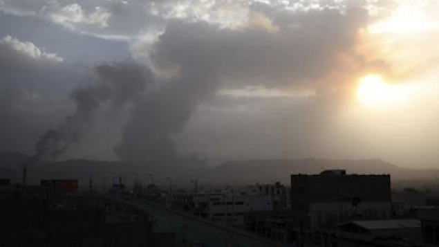 Fumaça se levanta de local atingido por ataque aéreo perto de Sanaa