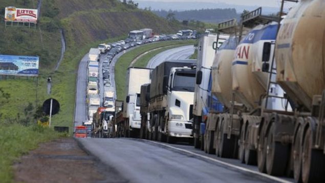 Caminhoneiros interditam parcialmente duas rodovias em Mato Grosso, nas BR-163 e BR-364, diz PRF