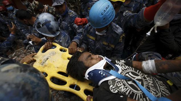 Cinco dias depois do terremoto que destruiu boa parte da cidade, equipe consegue resgatar com vida um jovem de 18 anos dos destroços de um prédio na capital nepalesa