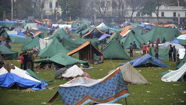 Nepaleses passaram a noite acampados em parques e espaços abertos de Katmandu