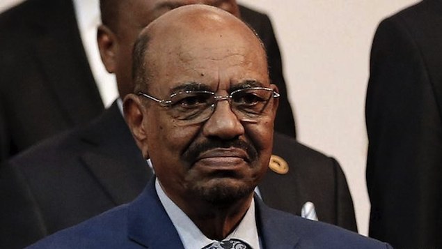 Omar al-Bashir retorna às pressas para Cartum. Tribunal sul-africano havia ordenado que ele fosse impedido de deixar o país devido a mandado de detenção emitido pelo TPI em Haia