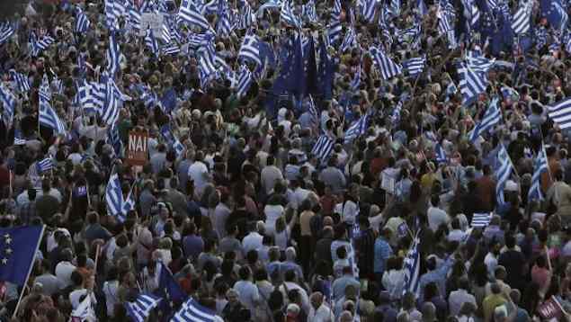 Gregos comemoram vitória do não no referendo