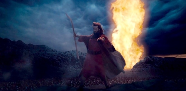 Moisés (Guilherme Winter) abre o mar vermelho em cena de "Dez Mandamentos" que deve ir ao ar nesta terça-feira