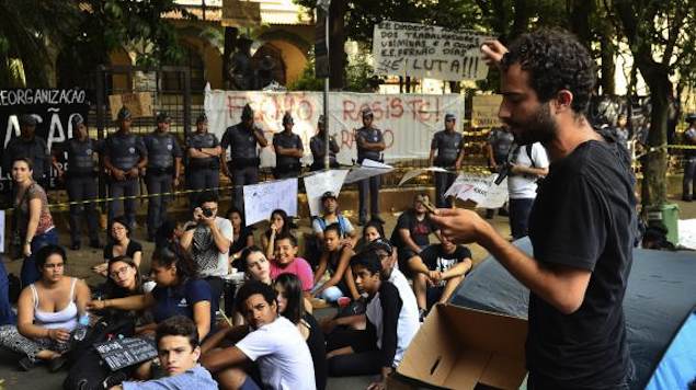 Protesto de alunos em frente à Escola Estadual Fernão Dias Paes contra a reorganização das instituições de ensino proposta pela Secretaria Estadual de Educação