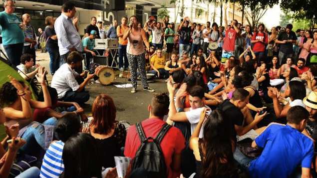 Os manifestantes protestam contra a reorganização escolar que será implantada em janeiro de 2016 pela Secretaria de Educação