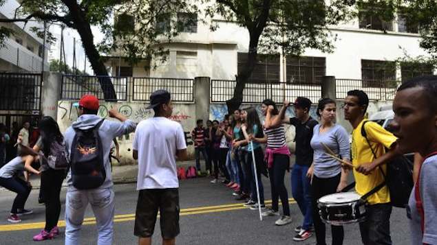 Estudantes ocupam a Escola Estadual Godofredo Furtado, em Pinheiros, São Paulo, em protesto contra a reorganização dos ciclos de ensino