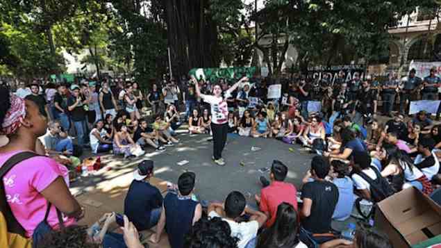 Os manifestantes protestam contra a reorganização escolar que será implantada, em janeiro de 2016