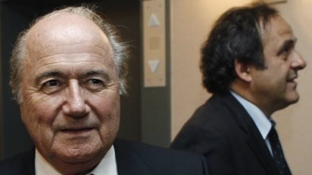 Presidente suspenso da Fifa, Joseph Blatter (esquerda), e o presidente da Uefa, Michel Platini