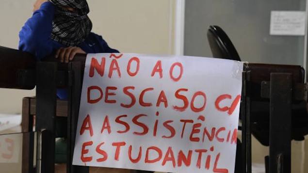 Alunos da Universidade de Brasília (UnB) ocuparam a reitoria da instituição para protestar contra atrasos no pagamento de bolsa-auxílio estudantis