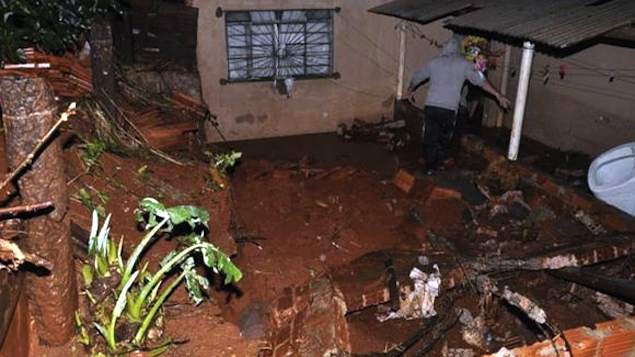 Tempestade destrói casas no Paraná 