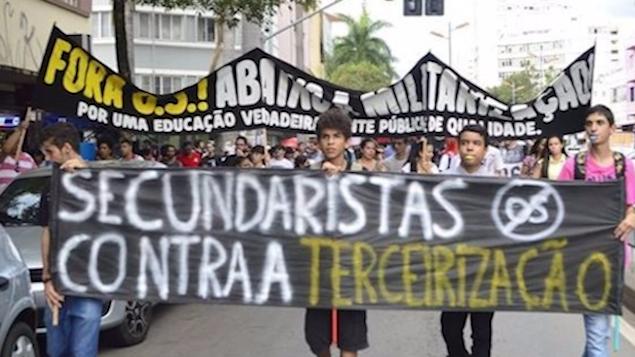 Os estudantes ocupam as escolas em protesto à proposta do governo estadual 