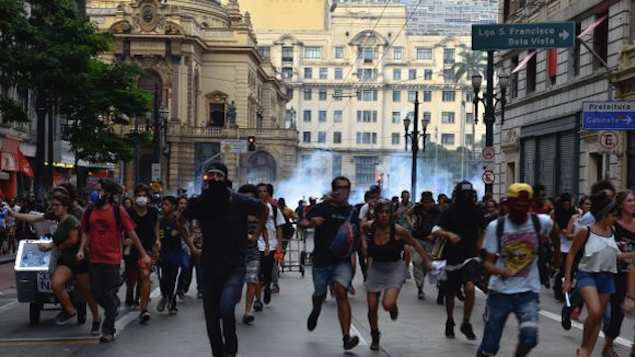 Movimento Passe Livre protesta em SP contra o aumento de tarifas do transporte 