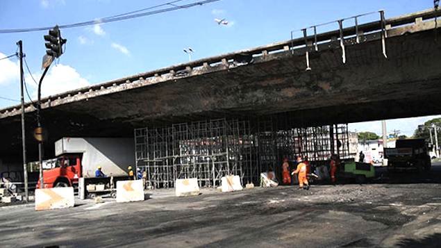 A estrutura desse viaduto foi danificada em consequência de um acidente ocorrido na Avenida dos Bandeirantes