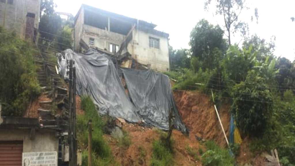O centro do município de Franco da Rocha encontra-se alagado devido à chuva
