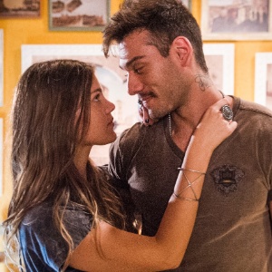 Pamela Tomé em cena de "Malhação" com Lucas Lucco