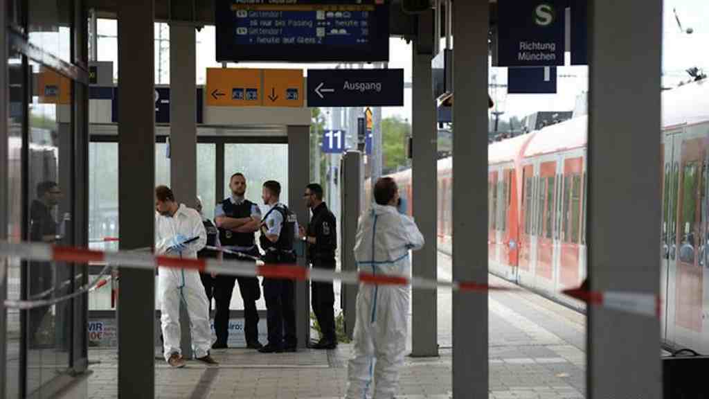 Um cidadão alemão esfaqueou quatro passageiros em uma estação de trem nos arredores de Munique na manhã desta terça-feira, matando uma pessoa e ferindo três