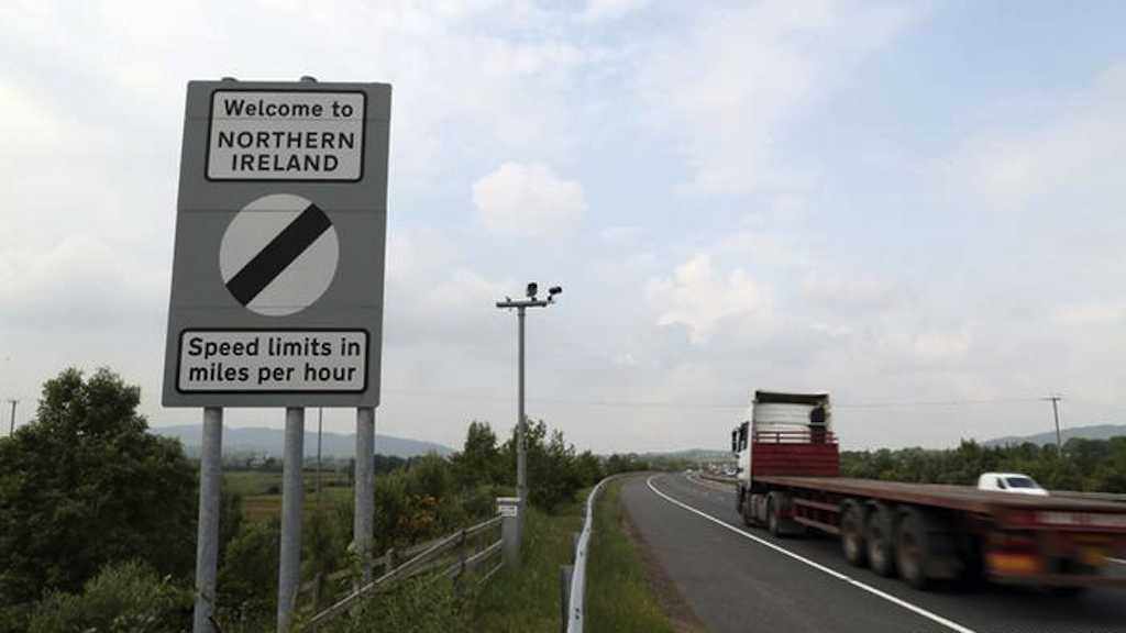 Placa em estrada na fronteira dá boas-vindas para quem entra na Irlanda do Norte