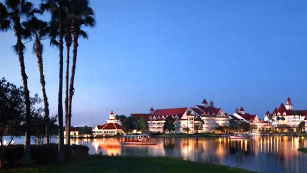 Um menino de 2 anos foi arrastado na terça-feira à noite por um jacaré em um lago no complexo turístico da Disney