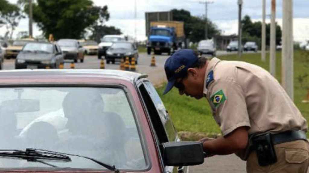 Policiais rodoviários federais encontraram nesta quarta-feira um carro roubado com um casal de turistas franceses