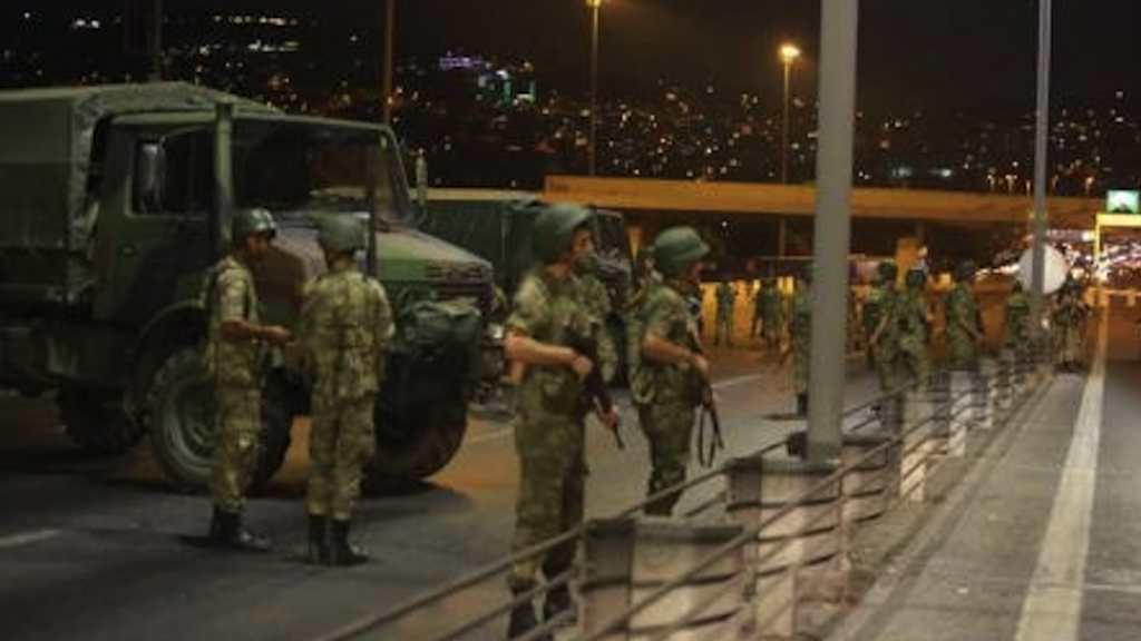 Militares turcos bloqueando acesso a ponte em Istambul