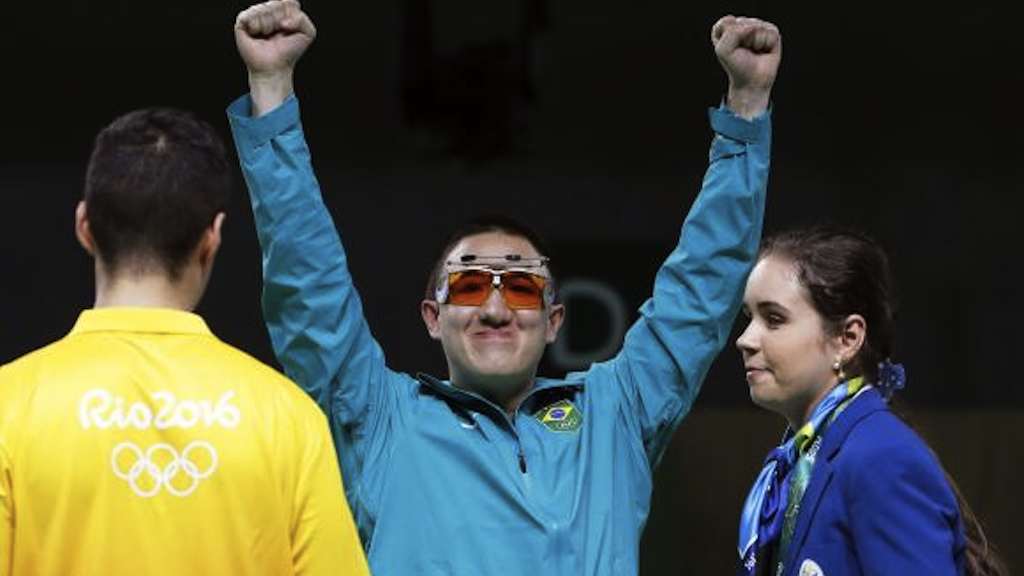 Felipe Wu comemora a medalha de prata na prova de pistola de ar 10 metros