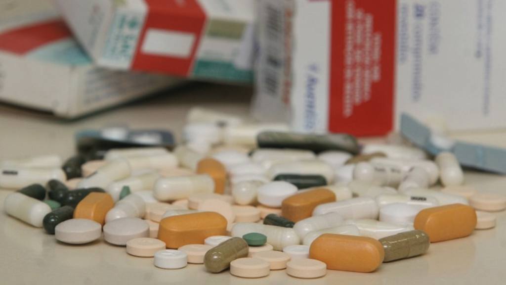 Os critérios a que um medicamento deve atender para ser classificado como isento de prescrição médica e possa ser vendido diretamente ao consumir, sem receita