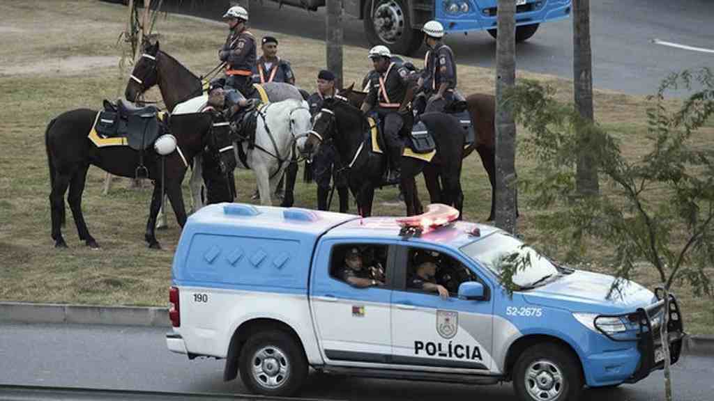 Policiais fazem a segurança na região próxima ao Maracanã, no dia da abertura dos Jogos
